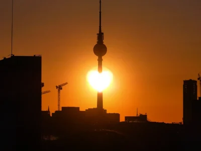 Berliner Fernsehturm – Wahrzeichen Berlins mit Panoramablick über die Stadt